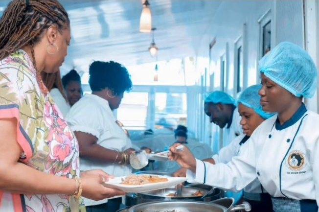 Afrikando chefs serving guests